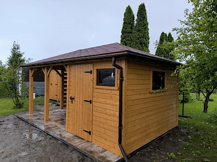 Altany z domkiem z drewna